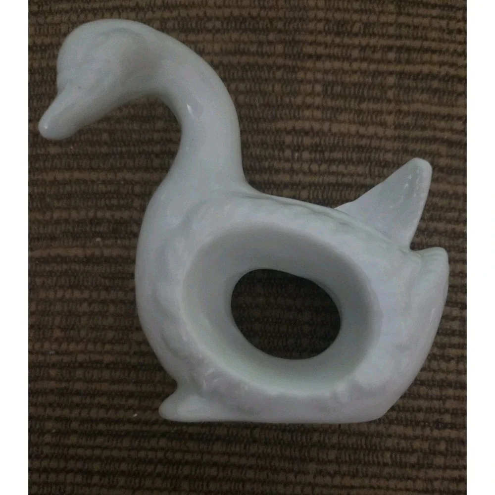 Set of 4 Vintage Napkin Rings Holders Elegant White Swans Glossy Finish